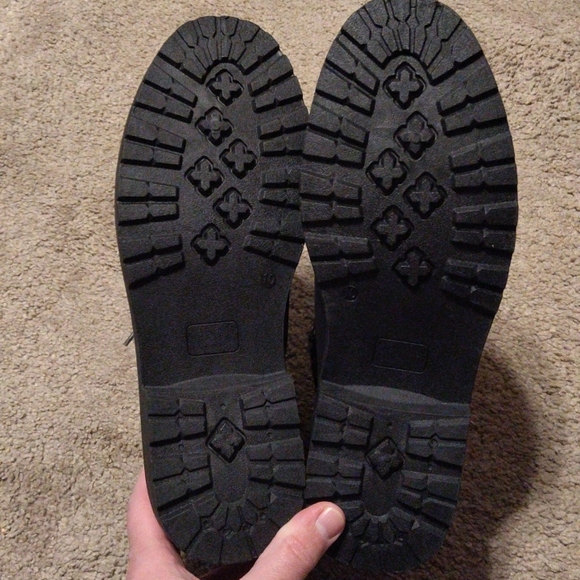 SOLD *** Size 10 NWOT women's black ankle boot - Picture 2 of 3